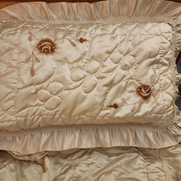 Vintage Embroidered Quilted Satin Bedspread, Pale Yellow, Queen - Picture 9 of 10